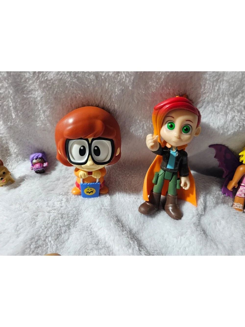 (16pc) Mixed Lot of Toys Figures Wonder Woman Daphne Peppa Pig Hello Kitty etc.